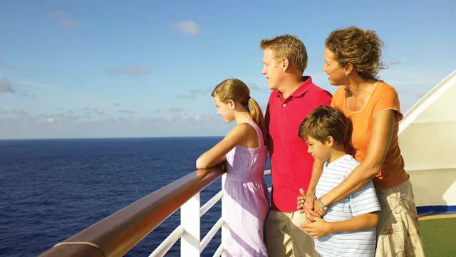 Familia de vacaciones en crucero