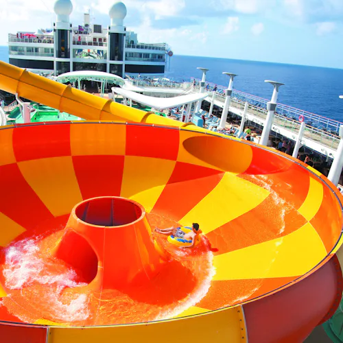 Tobogán en parque acuático crucero NCL